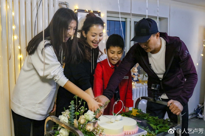 胡军携子康康为妻子庆生，幸福家庭的美好瞬间