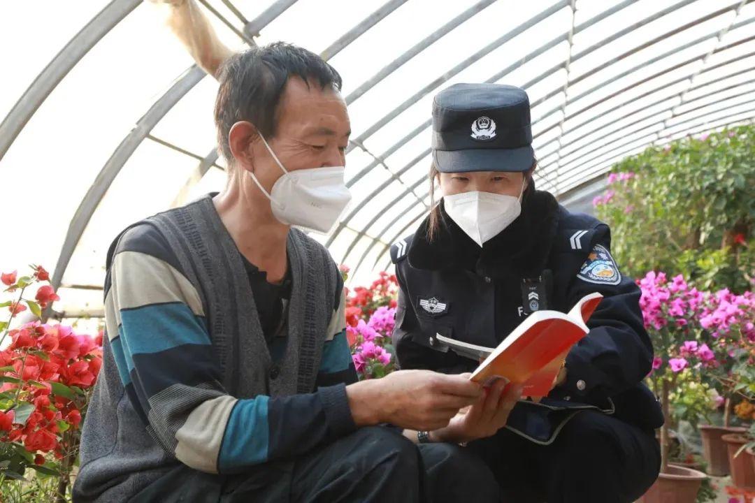 社区民警的接地气形象，星光照亮乡村，民警守护安宁